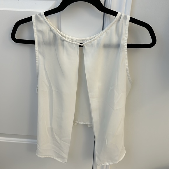 Lace open back top - Picture 2 of 3